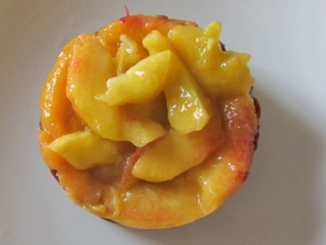 Tartelettes aux spéculoos, pommes, pêches jaunes et fève tonka