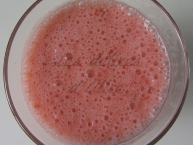 Milkshake noix de coco, fraise et rhubarbe