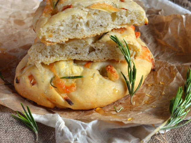 Fougasse au fromage de chèvre, miel et romarin