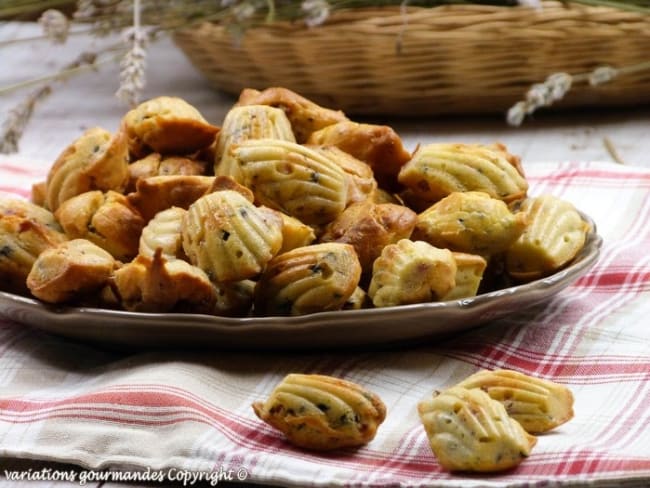 Madeleines salées, lardons, olives et thym