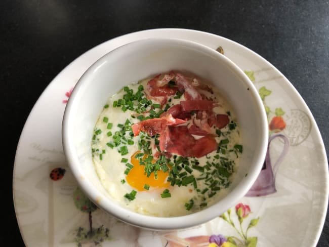 Oeufs cocotte, bacon, ciboulette : une savoureuse entrée