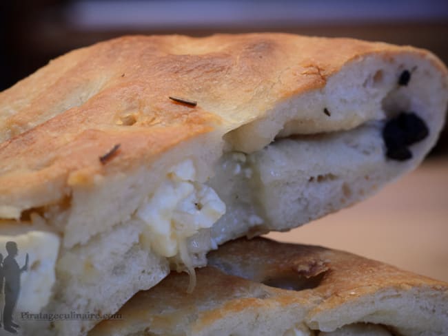 Pizza façon fougasse aux olives et à la feta