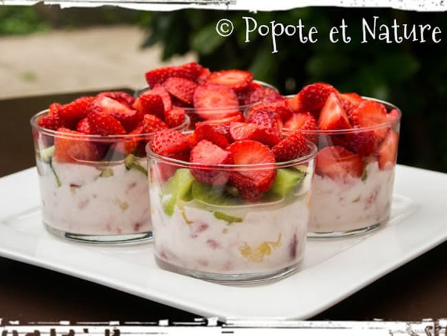 Verrines aux fraises, au yaourt et aux fruits frais