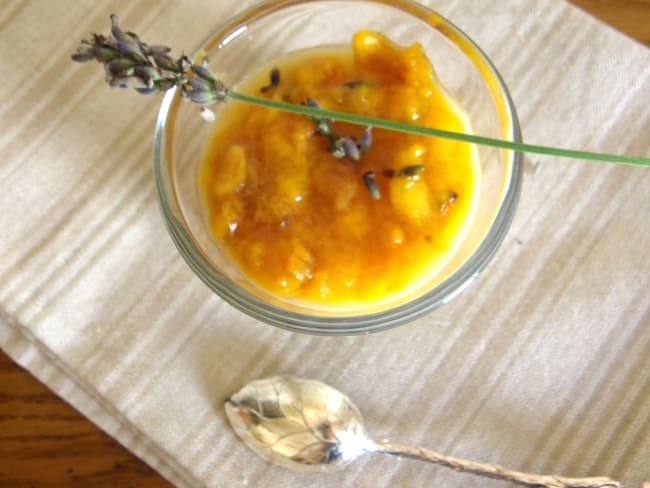 Panna cotta à la fleur d'oranger et compotée de nectarines à la lavande