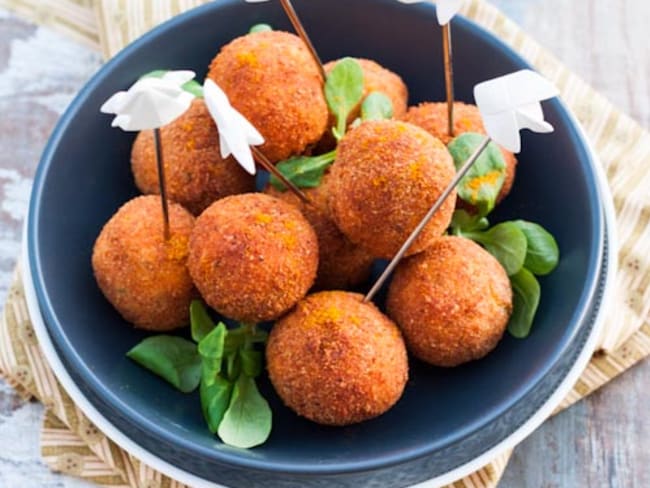 Croquettes de saumon frais au curry, sauce salsa de mangue