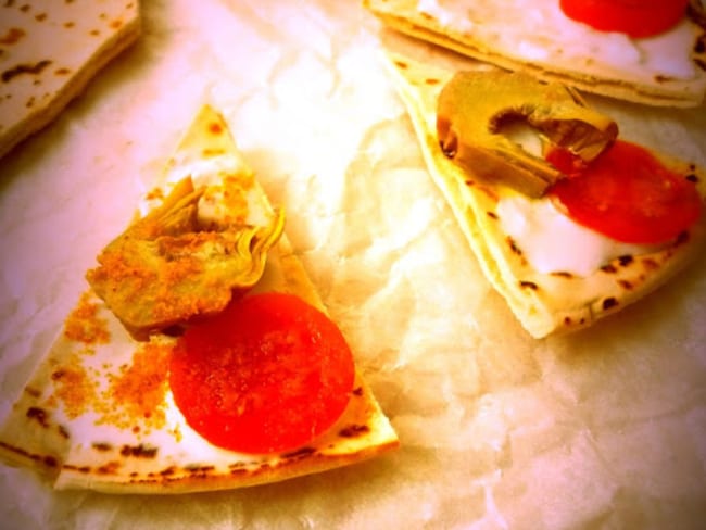 Piadina aux artichauts, tomates cerises, stracciatella et bottarga