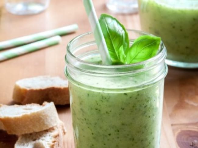 Soupe (froide ou chaude) de courgettes et basilic.