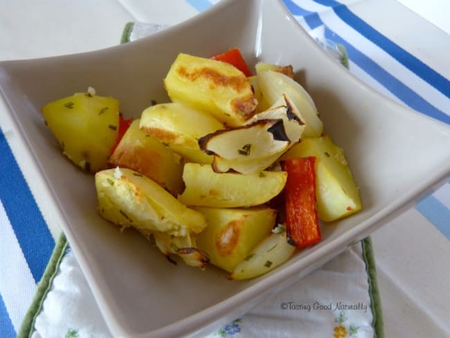 Pommes de terre rôties aux oignons, poivrons et herbes du jardin