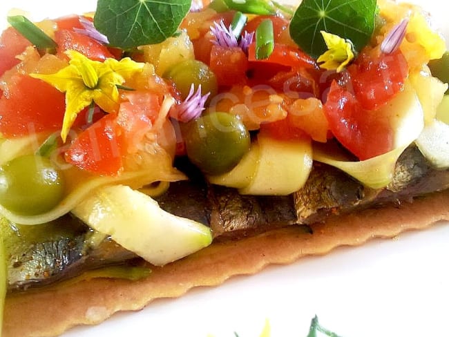 Tarte fine aux sardines marinées, courgettes crues et sauce vierge au curcuma