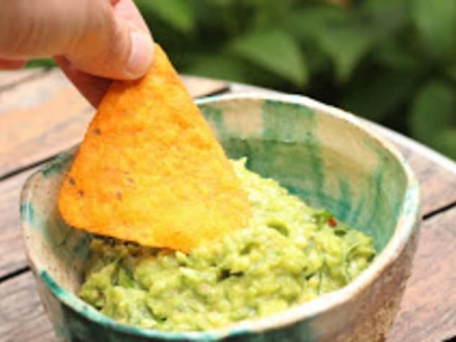 Guacamole assaisonné de sauce poisson, de piments, de citronnelle et d'herbes fraîches