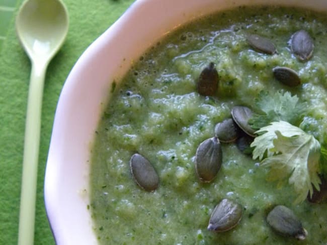 Gaspacho vert aux courgettes, concombres, poivrons, herbes fraîches et citron vert.