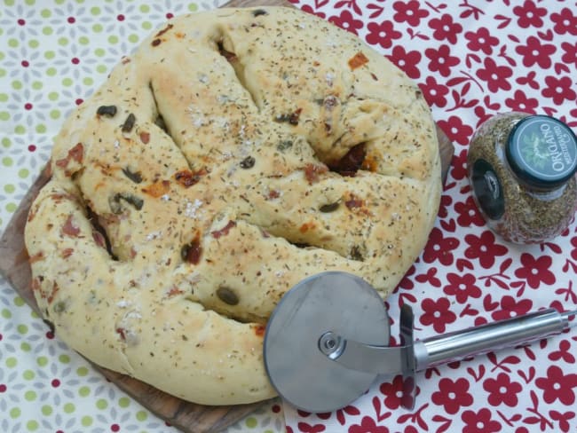 Pour l'apéritif : une fougasse provençale jambon, olives et tomates séchées