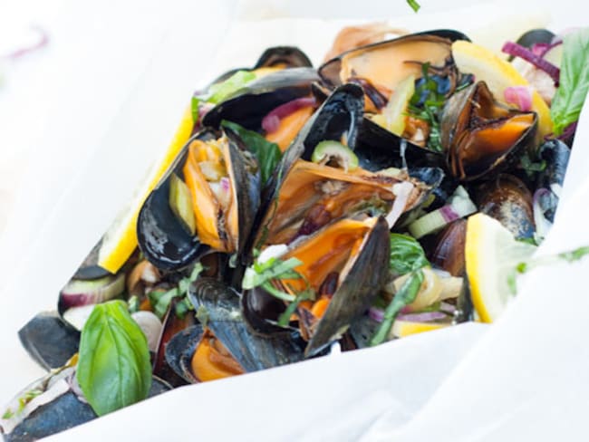 Moules de Vendée charnues et délicieuses en papillote au citron et basilic