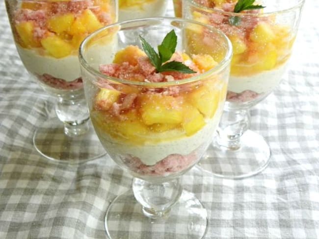 Trifle léger aux pêches et aux biscuits roses de Reims