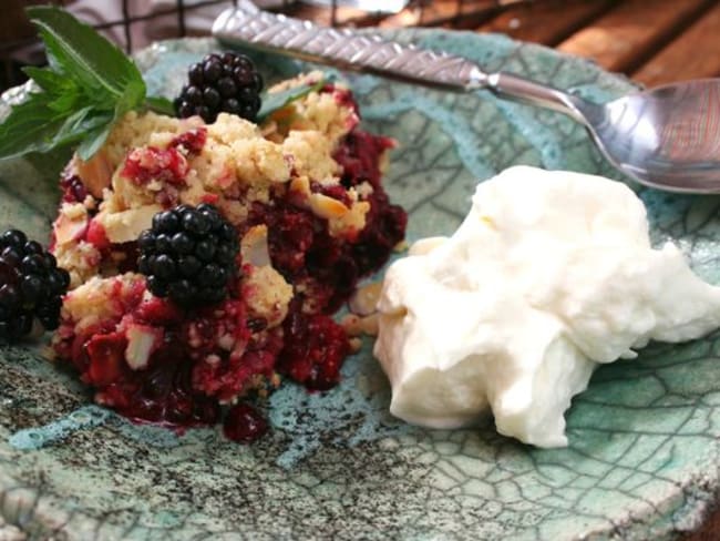 Crumble noisettes et amandes aux mûres