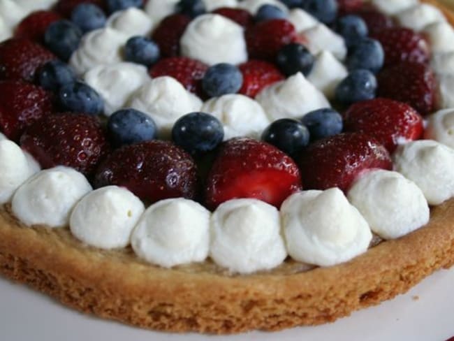 Tarte aux fruits rouges et chantilly au mascarpone sur sablé breton