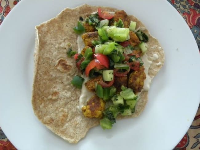 Chapatis au poulet, sauce tarator et crudités