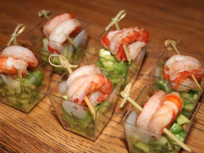 Verrines faciles. Salade d'avocats et brochettes de crevettes