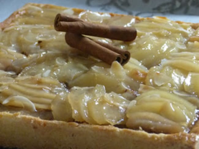 Tarte amandine poire aux dattes, aux noix et à la fleur d'oranger