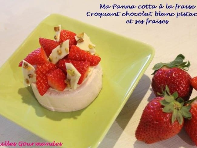 Panna cotta à la fraise, croquant chocolat blanc pistaches et ses fraises