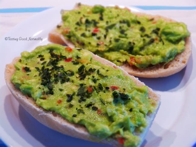 Tartinade à l’avocat, piment doux et oignon nouveau