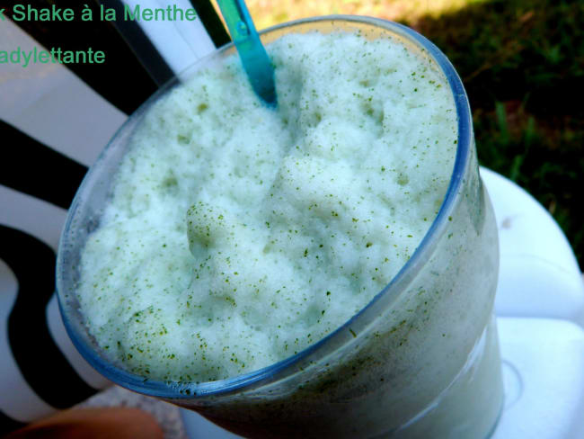 Milk shake rafraichissant à la menthe du jardin