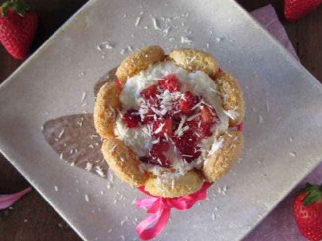 Charlottes individuelles aux fraises et au chocolat blanc