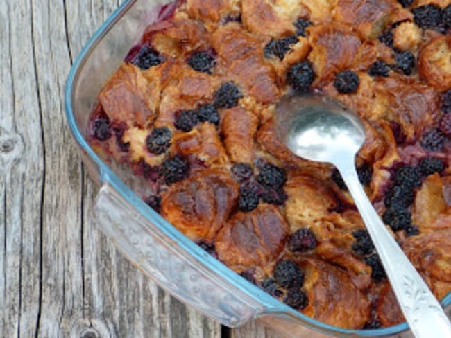 Pudding caramélisé aux croissants et aux mûres