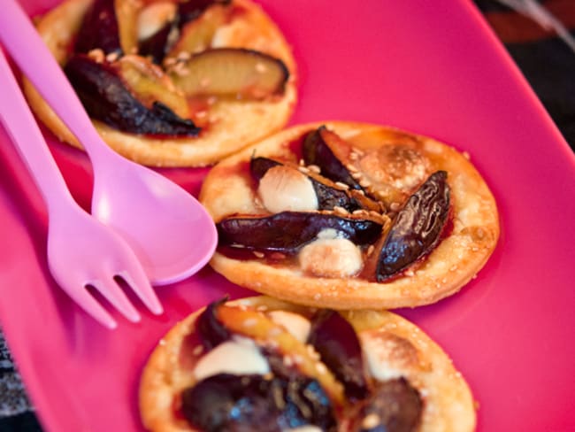 Tartelettes rapides aux prunes, chocolat blanc et sésame