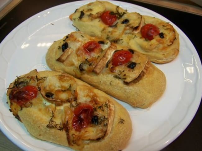 Focaccias au thym frais, chèvre et tomates cerises