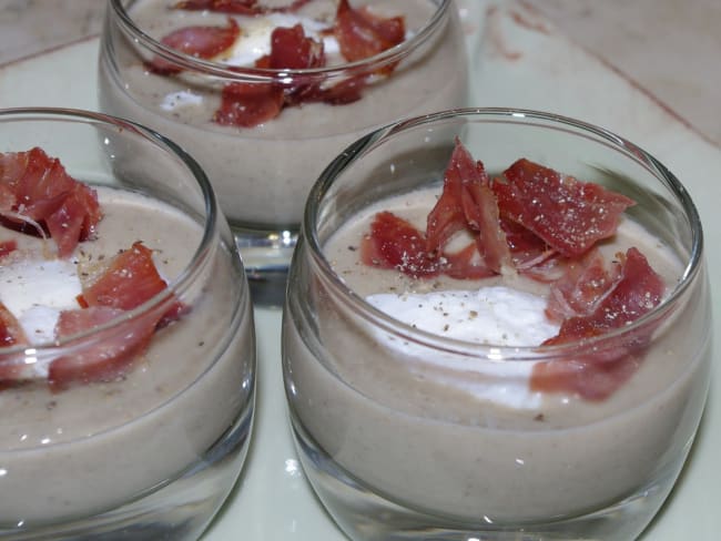 Crème de champignons de Paris à l'oeuf poché et jambon de Serrano