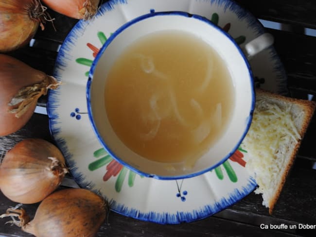 La soupe à l'oignon et son petit toast gratiné