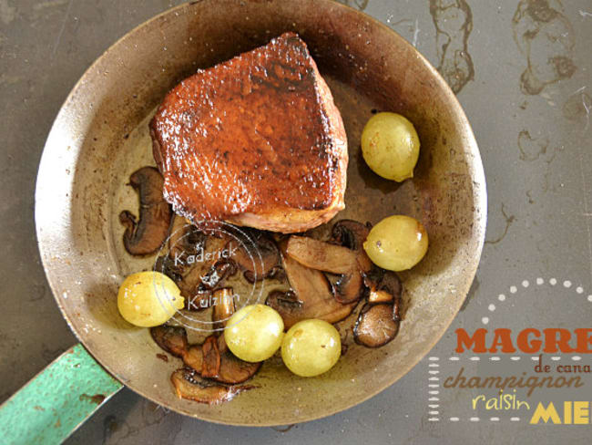 Magret de canard poêlé aux champignons, raisins et miel bio