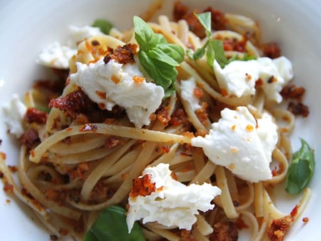 Linguine aux tomates séchées et à la mozzarella