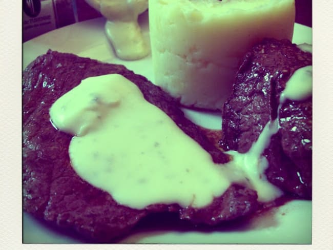 Steak et pavé de boeuf charolais, sauce au bleu d'Auvergne, et purée maison