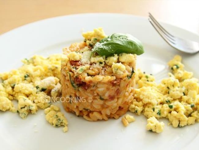 Risotto crémeux au fromage, tomates séchées et oeuf brouillé