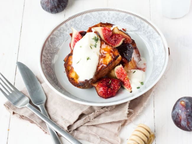 Pogne perdue, figues flambées à la farigoule et crème fouettée au miel