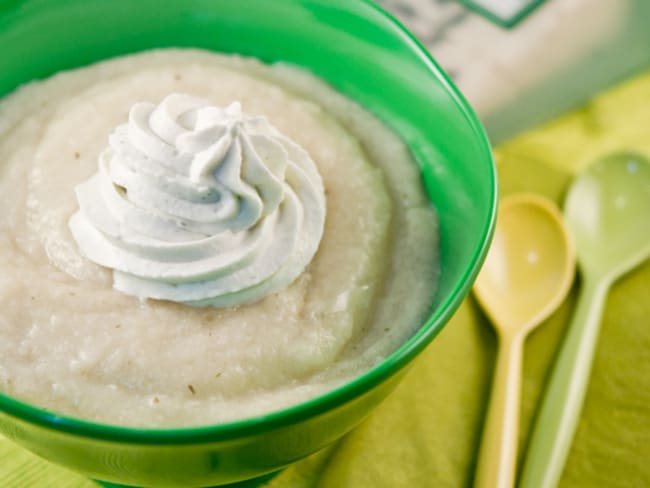 Velouté de chou-fleur et chantilly salée au roquefort pour une entrée réconfortante et délicieuse