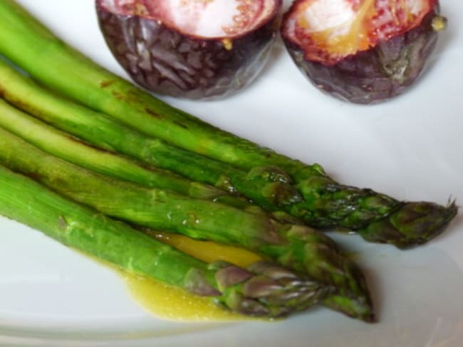 Asperges poêlées, vinaigrette truffe et fruit de la passion