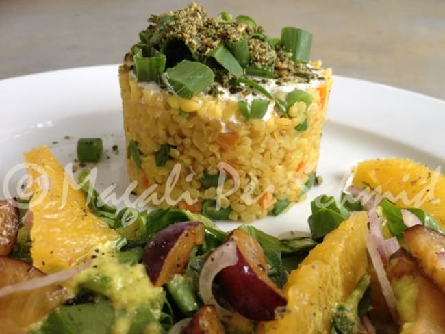 Boulgour aux petits légumes, haricots et carottes, et salade d'épinards aux fruits