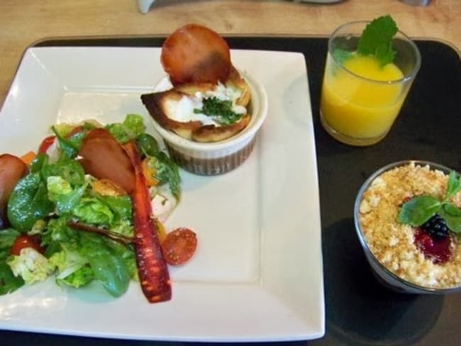 Paniers d'oeufs mollets au Stilton, Sucrine et jeunes pousses aux céréales et chips de Lonzo, trifle aux fruits rouges