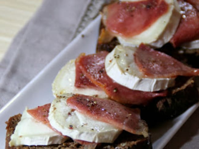 Tartines de Pain de Seigle Chèvre, Miel et Jambon Cru