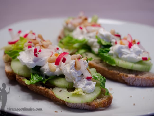 Tartines de fromage frais, au concombre et aux radis roses