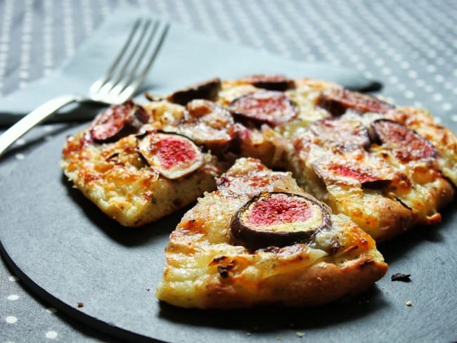 Pizza aux figues, oignons et mozarella