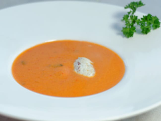 Velouté de tomates et poivron, crème de chèvre