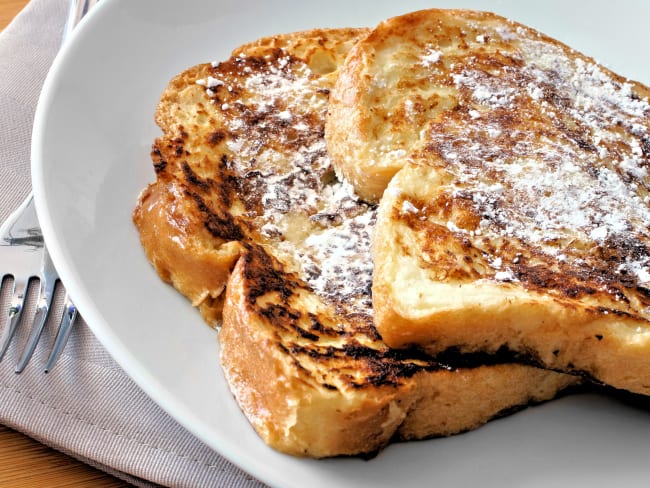 Tranches de pain perdu saupoudrées de sucre glace