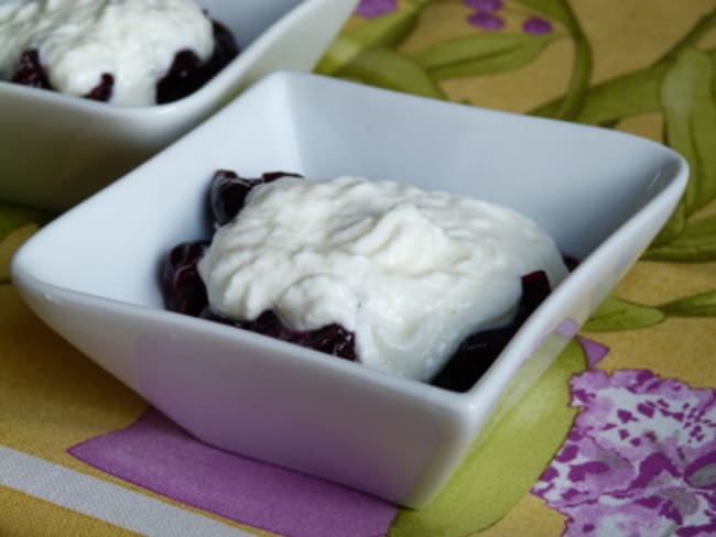 Soupe de cerises noires et fromage blanc mousseux