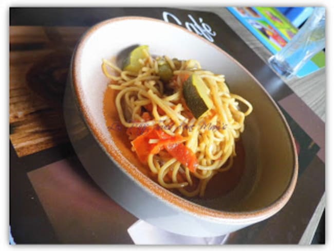 Noodle et légumes au sukiyaki