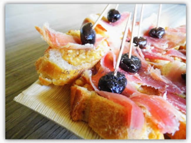 Petits toasts au pesto à la truffe noire d'été, jambon cru et olive noire