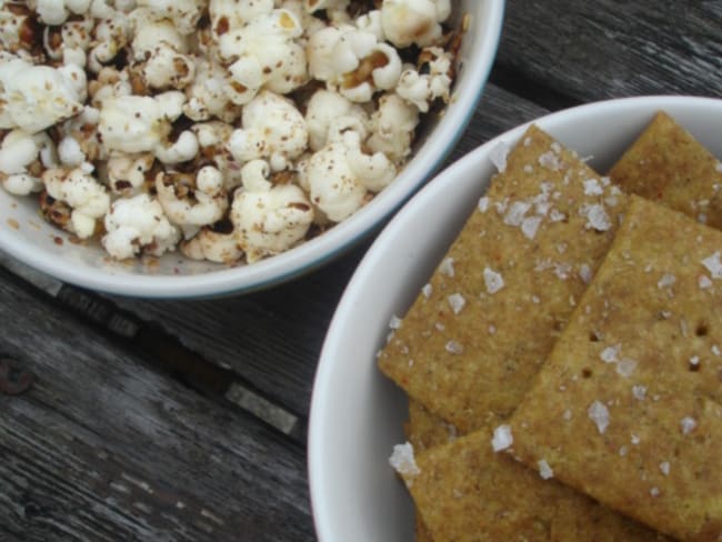 Popcorn salé au gomasio et crackers à l'avocat